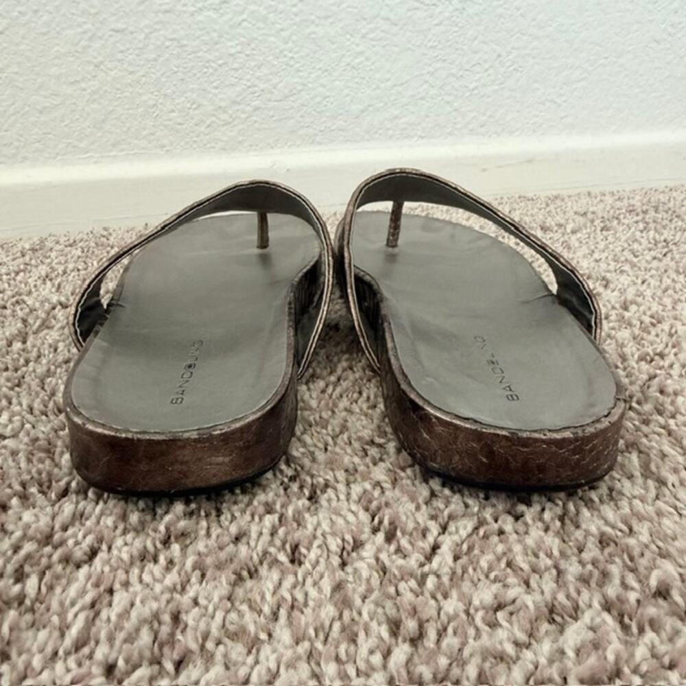 Bandolino Women's Sandals 8.5B Bronze Thongs Flip Flops Reptile Print .75 Heel - Picture 6 of 13
